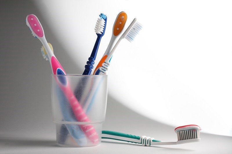 Voici la fréquence à laquelle vous devriez changer votre brosse à dents (et c'est beaucoup plus souvent que vous ne le pensez) | So Busy Girls