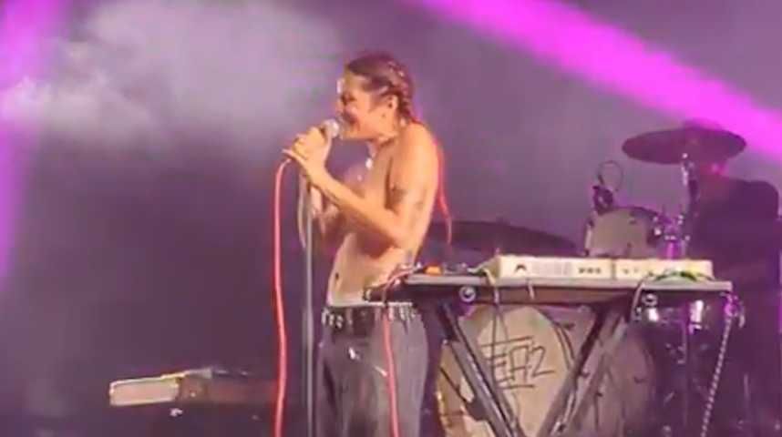 “Mon courage, sa honte” : agressée sexuellement en plein concert, cette chanteuse décide de chanter seins nus | So Busy Girls
