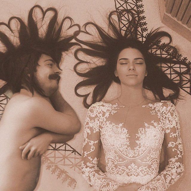 Cet homme se photoshoppe pour apparaître sur les photos de Kendall Jenner et les rend hilarantes | So Busy Girls