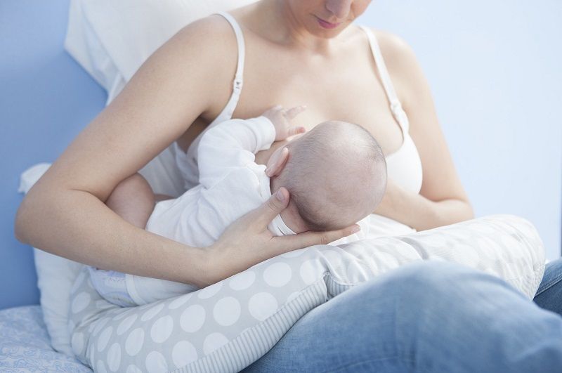 Une fois passés les débuts un peu chaotiques, il y a des moments de transition dans l’allaitement où le bébé semble demander plus et plus souvent | So Busy Girls