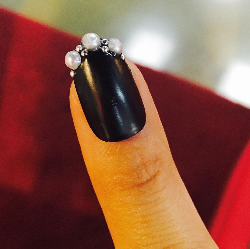 Un vernis noir laqué et des perles blanches comme des bijoux | So Busy Girls