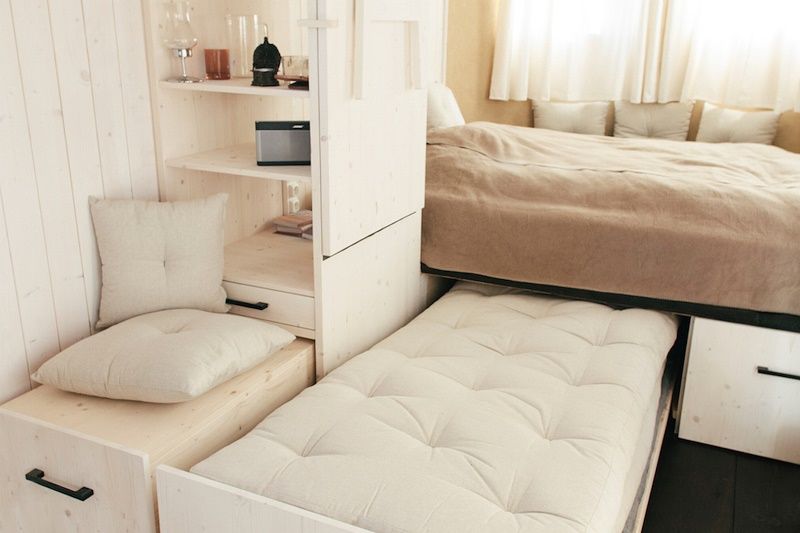 Quand vous allez voir tout ce qu'on trouve à l'intérieur de cette petite maison mobile, vous allez être épatés ! | So Busy Girls