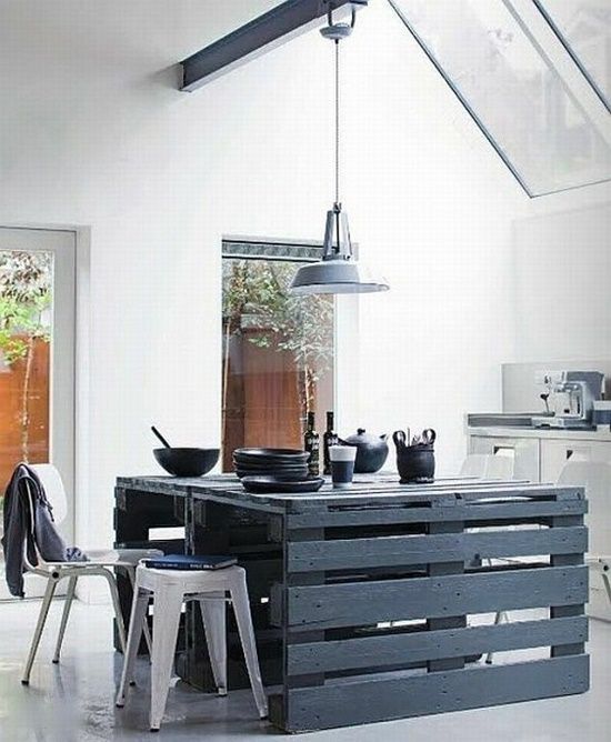 Une table de cuisine en palettes en bois | So Busy Girls
