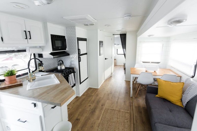 Ce couple a transformé une vieille caravane en maison de vacances de rêve sur roues | So Busy Girls