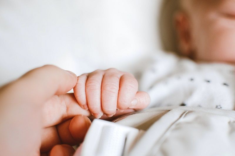 Cette prime à 1 000 euros par bébé d’une petite ville du Cher fait exploser le débat autour des maternités | So Busy Girls