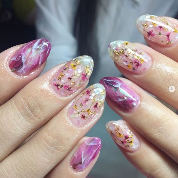 La dernière tendance nail art avec des fleurs séchées est parfaite pour toutes celles qui veulent prolonger l'été | So Busy Girls