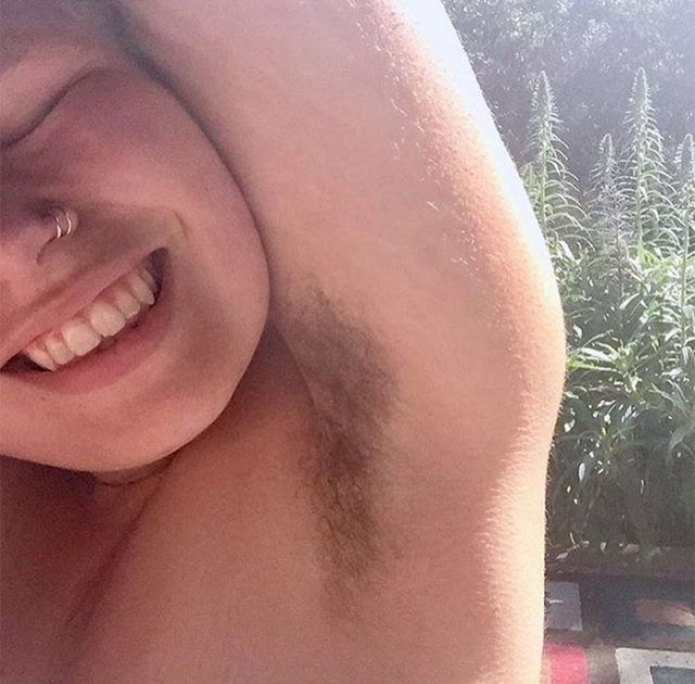 Cette blogueuse fitness a arrêté de se raser les jambes et les aisselles pendant 1 an pour vivre au naturel | So Busy Girls
