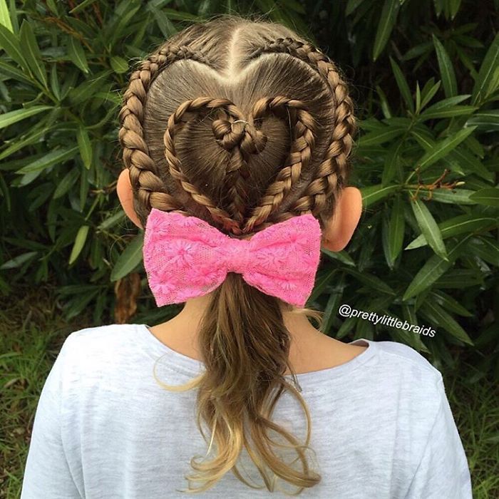Cette maman fait des tresses impressionnantes et complexes à sa fille tous les matins avant d'aller à l'école | So Busy Girls