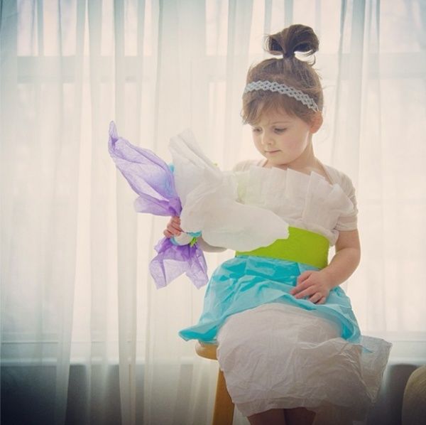 Cette maman créative recrée les robes de star pour sa petite fille avec les moyens du bord, et le résultat est juste WAOUH ! | So Busy Girls