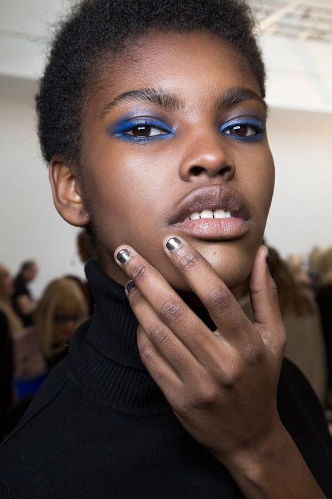 Une manucure métallique sur des ongles minis minis | So Busy Girls