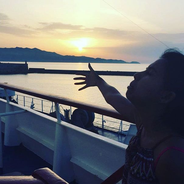 Cette femme se retrouve seule en voyage de noces parce que son mari n'a pas pu partir et poste des photos solos hilarantes | So Busy Girls