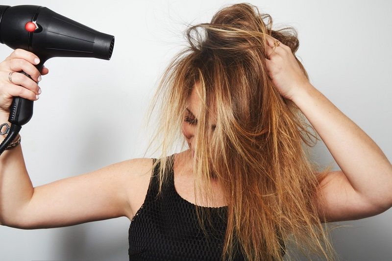 Sèche-cheveux : comment bien l'utiliser | So Busy Girls