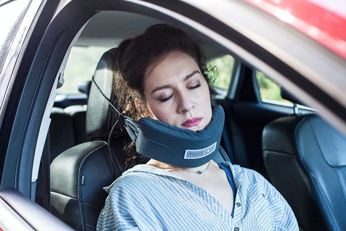 Quelqu'un a enfin inventé un hamac de tête pour s'endormir n'importe où ! | So Busy Girls