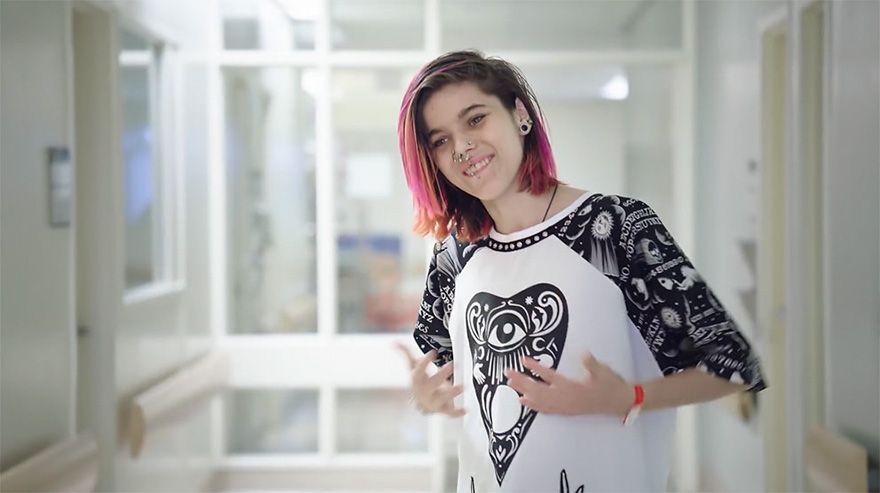 Des créateurs de mode transforment les vilaines blouses d'hôpital en blouses tendances pour redonner le sourire aux enfants malades | So Busy Girls