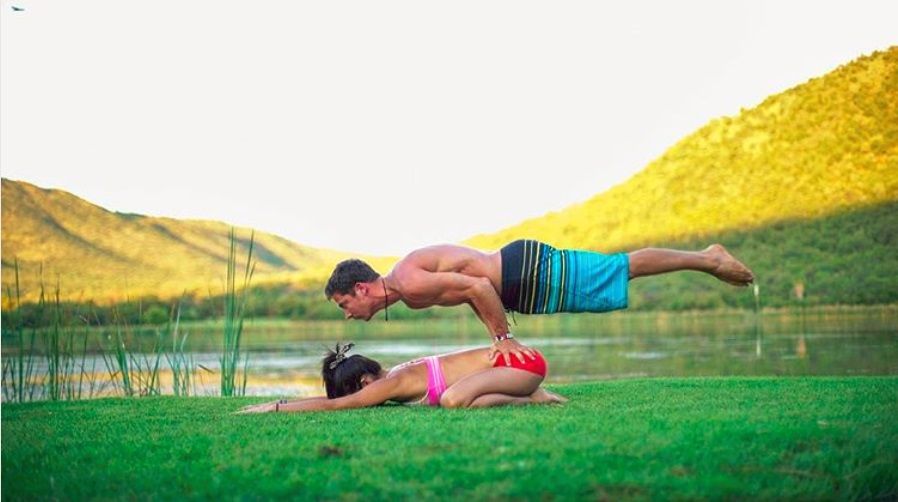 Ce couple associe sa passion pour le yoga à son amour des voyages et le résultat fait très envie ! | So Busy Girls