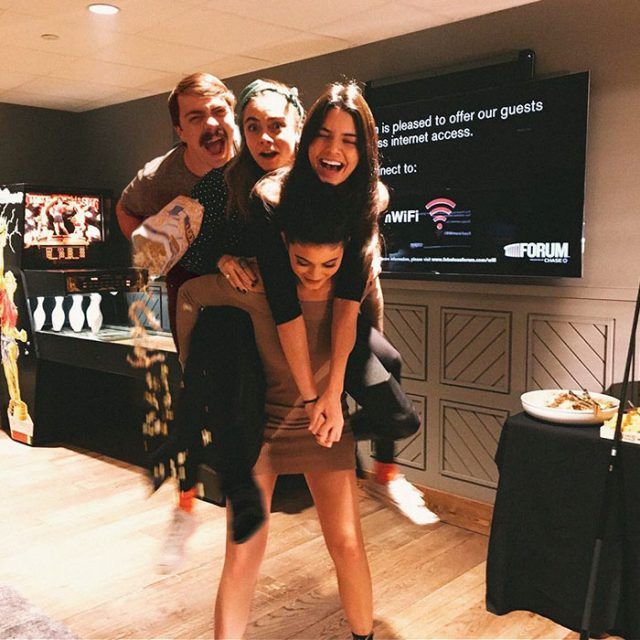 Cet homme se photoshoppe pour apparaître sur les photos de Kendall Jenner et les rend hilarantes | So Busy Girls