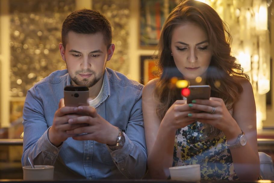 8 preuves que Facebook nuit à vos relations amoureuses | So Busy Girls
