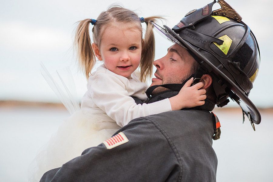 Ce shooting photo d'un papa pompier et de sa petite fille de 3 ans est adorable | So Busy Girls