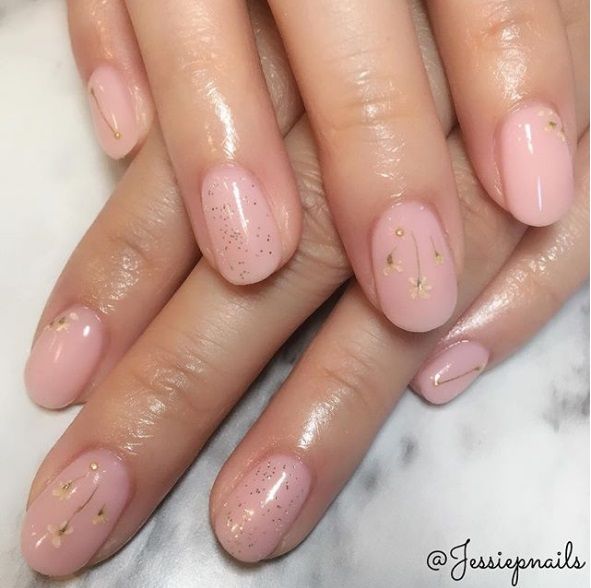 La dernière tendance nail art avec des fleurs séchées est parfaite pour toutes celles qui veulent prolonger l'été | So Busy Girls