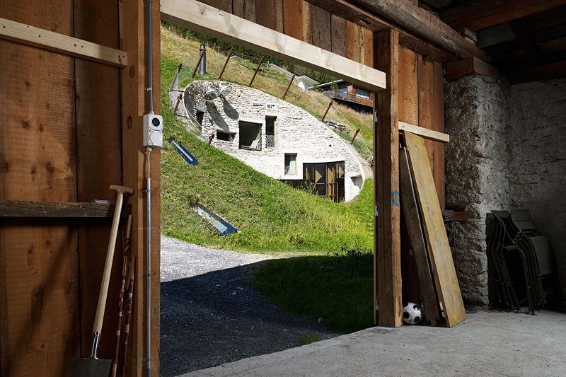 Cette maison troglodyte a été habilement transformée en villa luxueuse | So Busy Girls