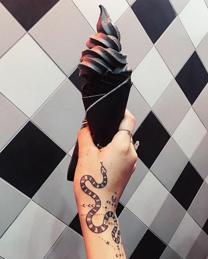 Les glaces noires débarquent, elles sont aussi originales que délicieuses ! | So Busy Girls