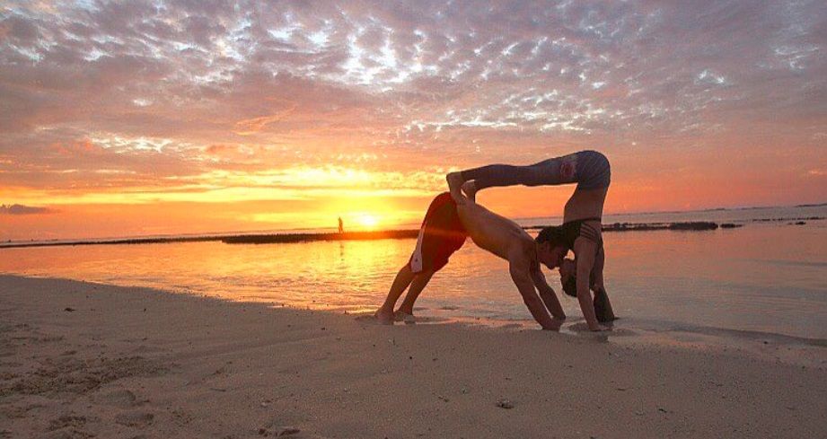 Ce couple associe sa passion pour le yoga à son amour des voyages et le résultat fait très envie ! | So Busy Girls