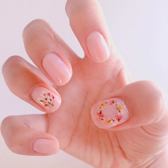 La dernière tendance nail art avec des fleurs séchées est parfaite pour toutes celles qui veulent prolonger l'été | So Busy Girls