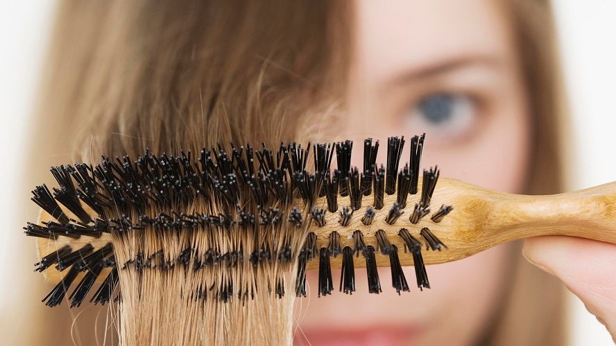 Voilà ce que vous devez faire pour bien nettoyer votre brosse à cheveux | So Busy Girls