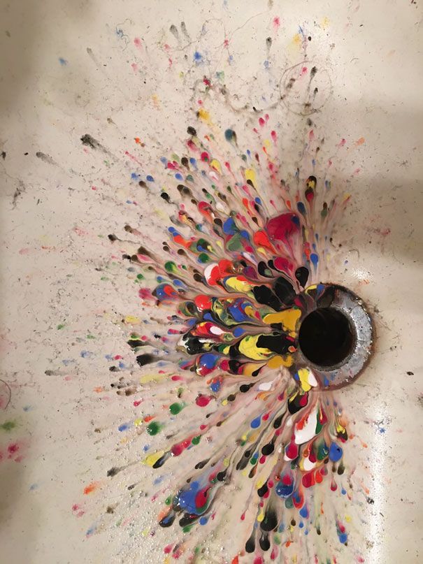 Une petite fille a renversé sa palette de peinture à l'eau dans l'évier pour la rincer | So Busy Girls