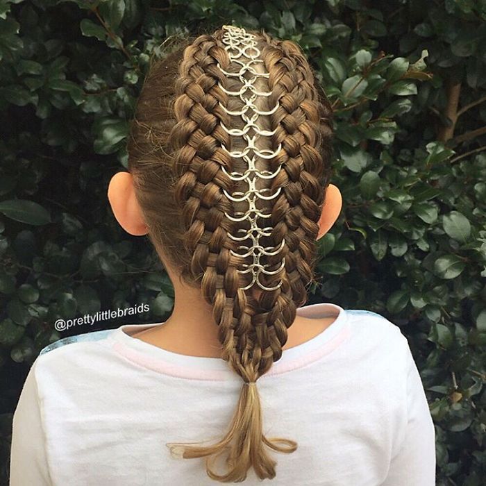 Cette maman fait des tresses impressionnantes et complexes à sa fille tous les matins avant d'aller à l'école | So Busy Girls