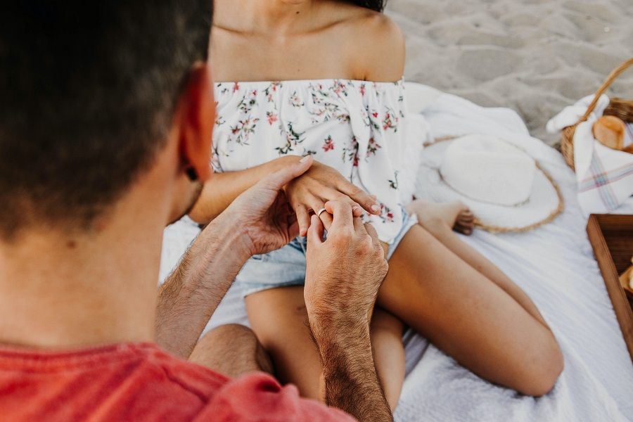 Bagues de promesse : ce que vous devez savoir sur ce bijou très symbolique | So Busy Girls