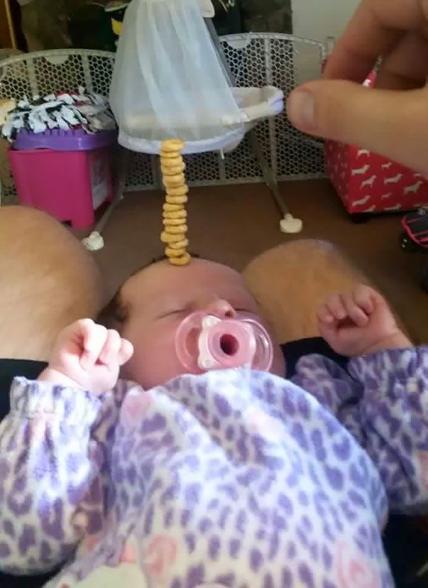 Non, ce n'est pas une blague : des papas tentent de battre le record de céréales Cheerios empilées sur le nez de leur enfant | So Busy Girls