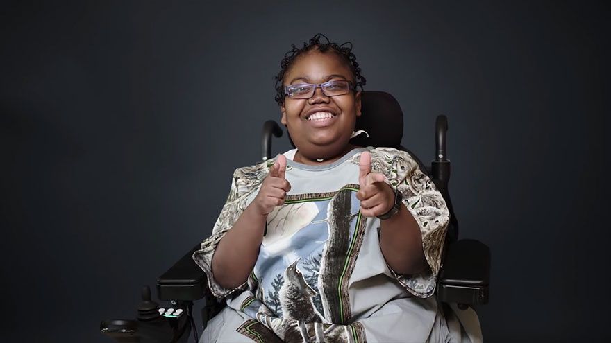 Des créateurs de mode transforment les vilaines blouses d'hôpital en blouses tendances pour redonner le sourire aux enfants malades | So Busy Girls