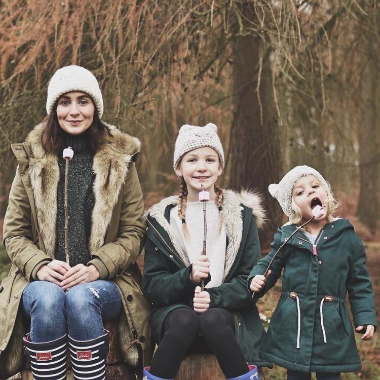 Ces photos d'une maman et de ses 2 filles en tenues assorties sont adorables | So Busy Girls