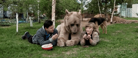 Un couple russe a adopté un ours orphelin il y a 23 ans, et ils vivent toujours tous ensemble ! | So Busy Girls