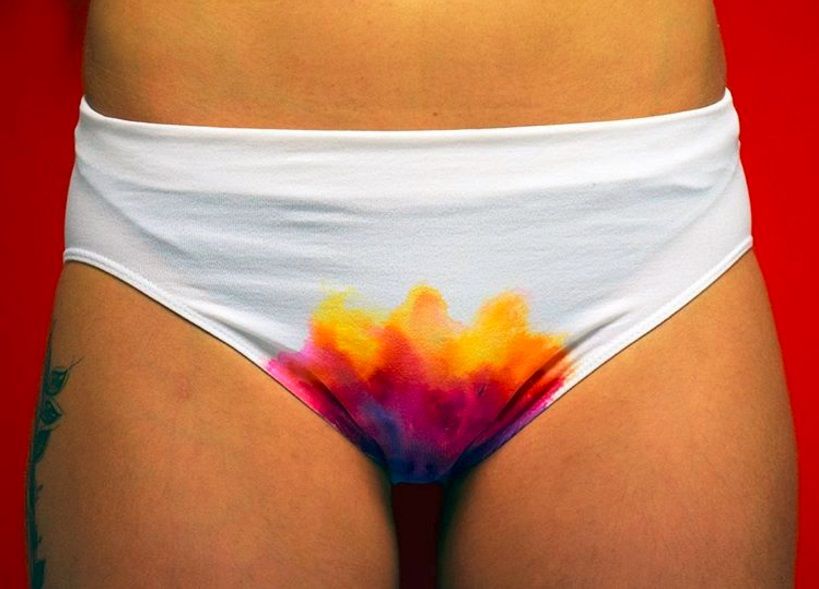 Cette artiste peint les vergetures en couleur arc en ciel pour montrer leur beauté | So Busy Girls
