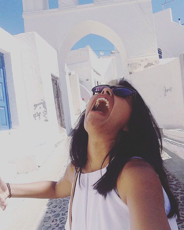 Cette femme se retrouve seule en voyage de noces parce que son mari n'a pas pu partir et poste des photos solos hilarantes | So Busy Girls