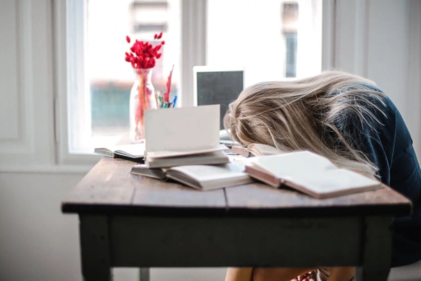 5 astuces pour se vider la tête quand on souffre de fatigue mentale | So Busy Girls