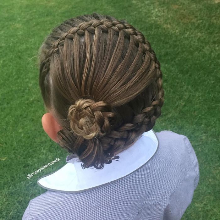Cette maman fait des tresses impressionnantes et complexes à sa fille tous les matins avant d'aller à l'école | So Busy Girls
