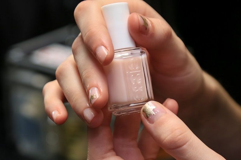 Un nail art nude et étoilé | So Busy Girls