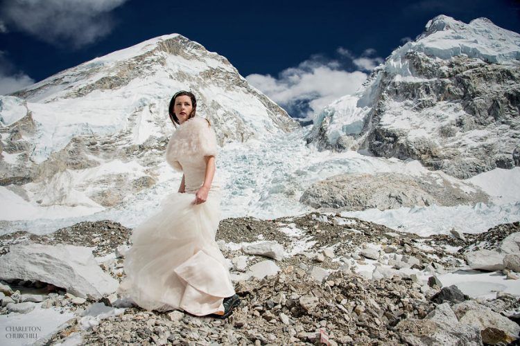 Ce couple se marie sur le Mont Everest après un trek de 3 semaines, et leurs photos sont incroyables ! | So Busy Girls