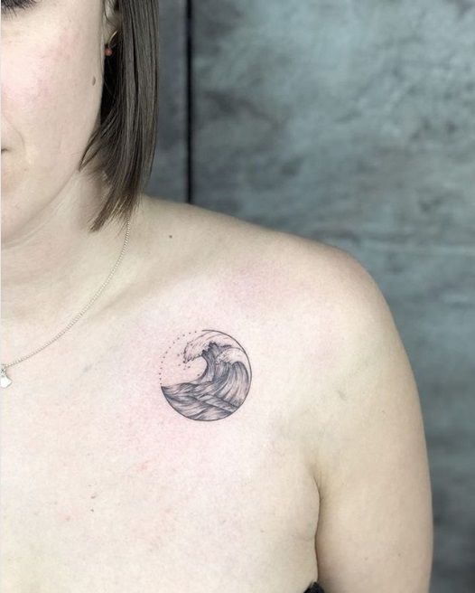18 idées de tatouages vague pour tous ceux qui adorent la mer | So Busy Girls