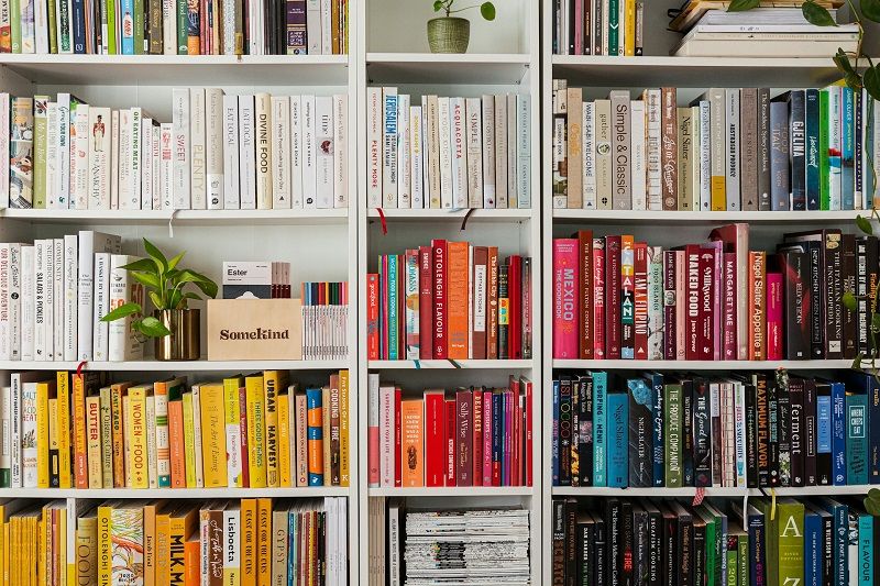 L'astuce surprenante mais géniale pour ranger ses livres quand on manque de place | So Busy Girls