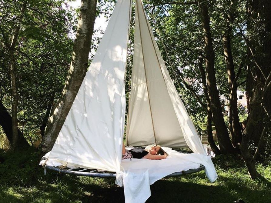Transformer son trampoline en tipi suspendu, l’idée géniale qui nous fait rêver pour cet été | So Busy Girls