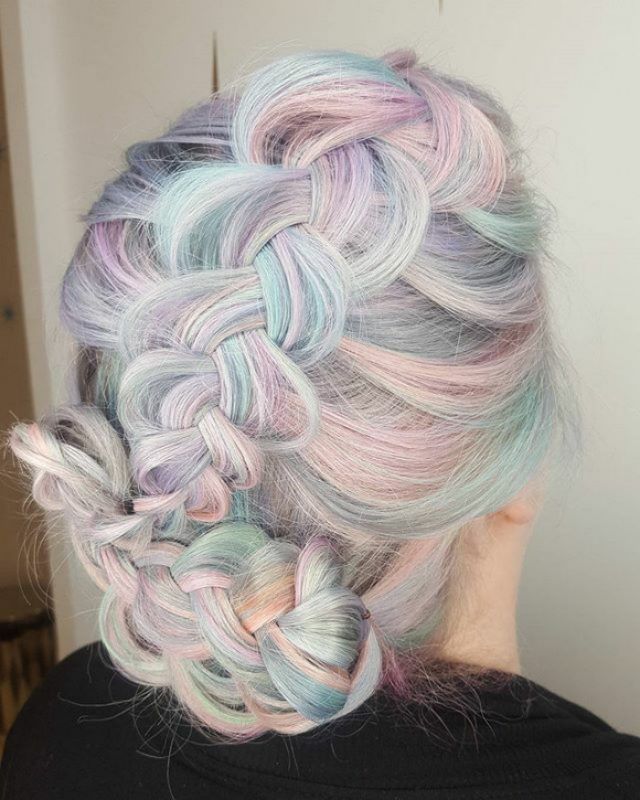 Découvrez les cheveux holographiques, la nouvelle tendance coloration | So Busy Girls