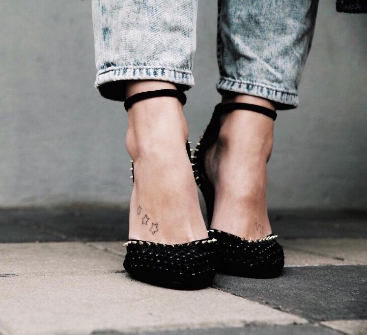 Enfiler des talons à lanières pour mettre en valeur le tatouage sur votre pied | So Busy Girls