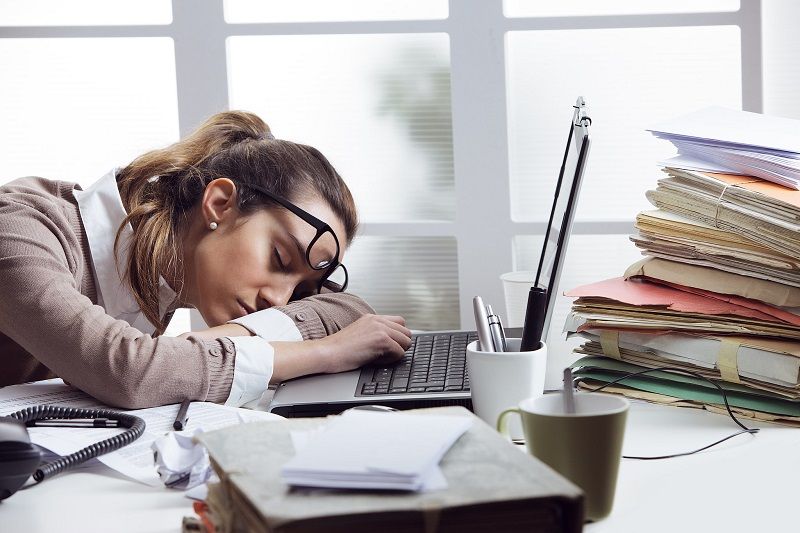 Pourquoi on se sent aussi fatigué quand on passe sa journée assis devant son ordinateur | So Busy Girls