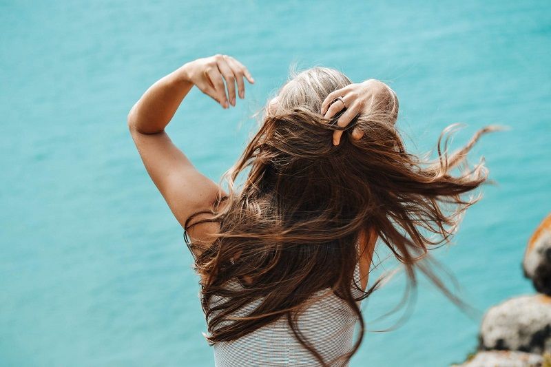 Voilà ce qui arrivera à vos cheveux si vous les séchez ou que vous les lissez après avoir mis de l'huile | So Busy Girls