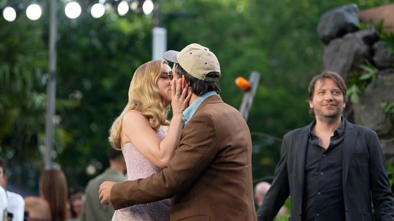 Pourquoi Scarlett Johansson a embrassé un autre homme devant son mari Colin Jost | So Busy Girls