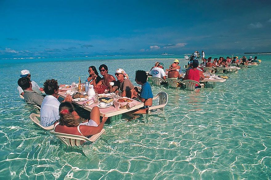 Déjeunez dans l’eau à ce magnifique restaurant à Bora Bora | So Busy Girls